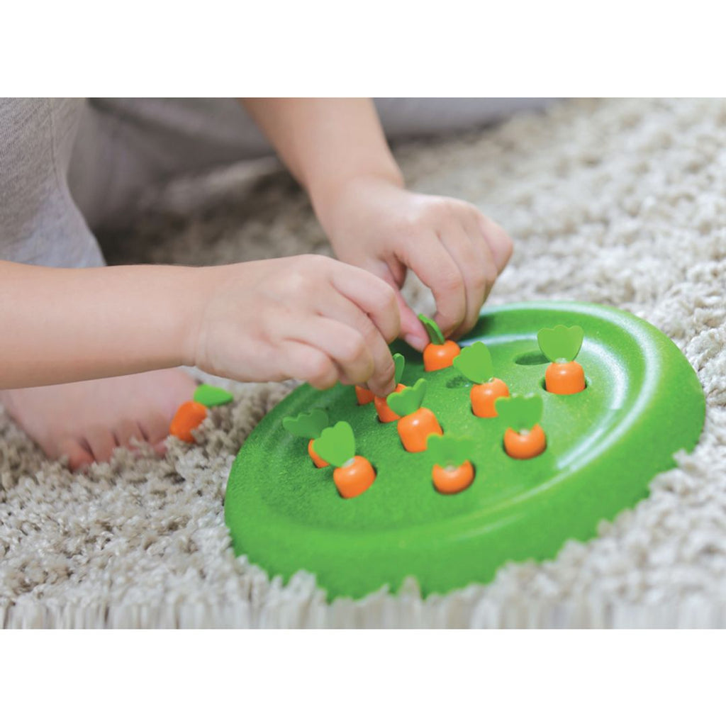 Kid playing PlanToys Solitaire