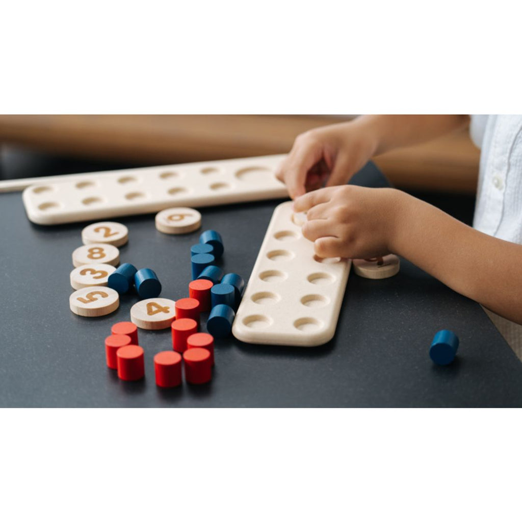 Kid playing PlanToys Ten Frame - Unit Plus